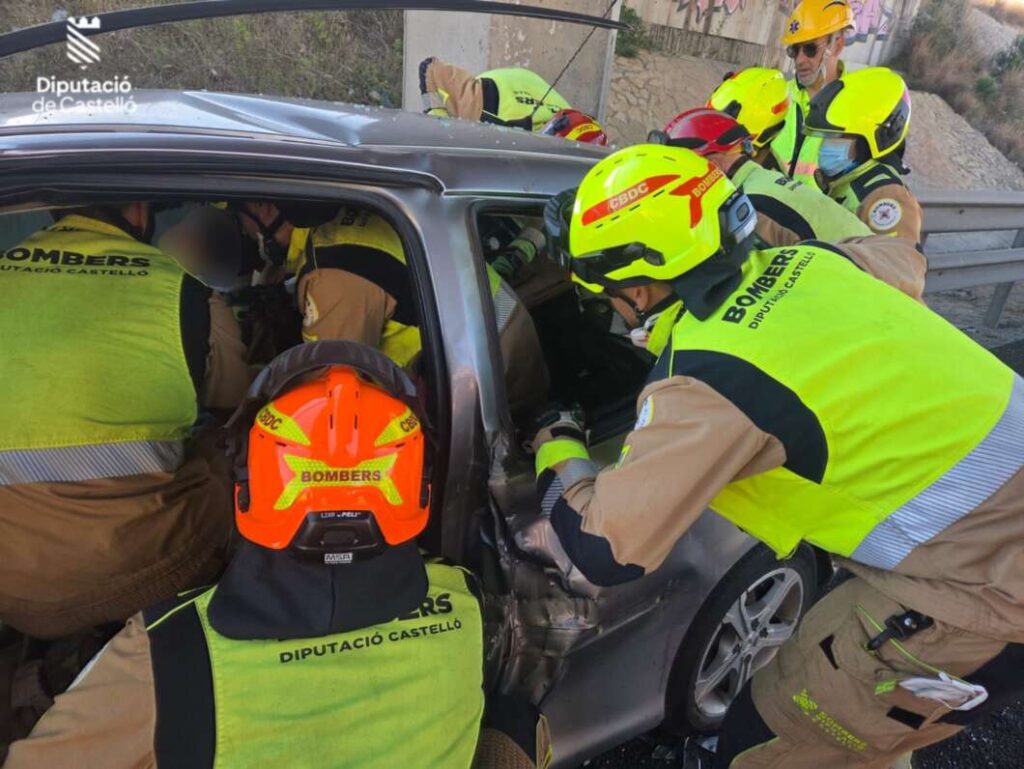 Tres personas atrapadas tras un choque múltiple en la N-340 en Almassora