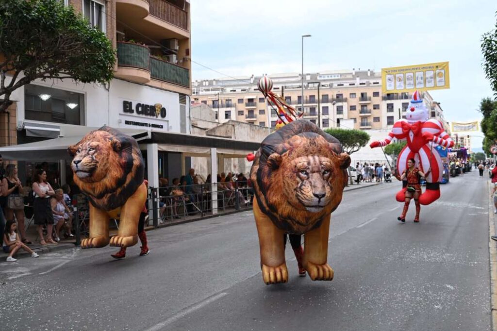 Almassora esclata de color amb el Pregó de festes