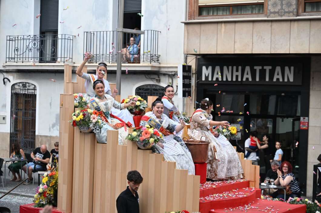 Almassora esclata de color amb el Pregó de festes