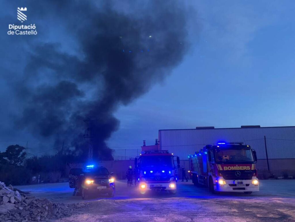 Extinguido un incendio en una empresa de carretillas elevadoras de Almassora
