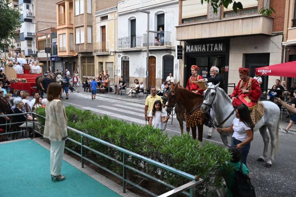 Almassora esclata de color amb el Pregó de festes