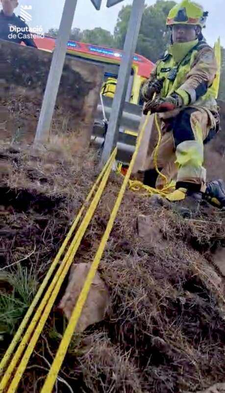 Un motorista cae por un terraplén de 5 metros en Benicàssim