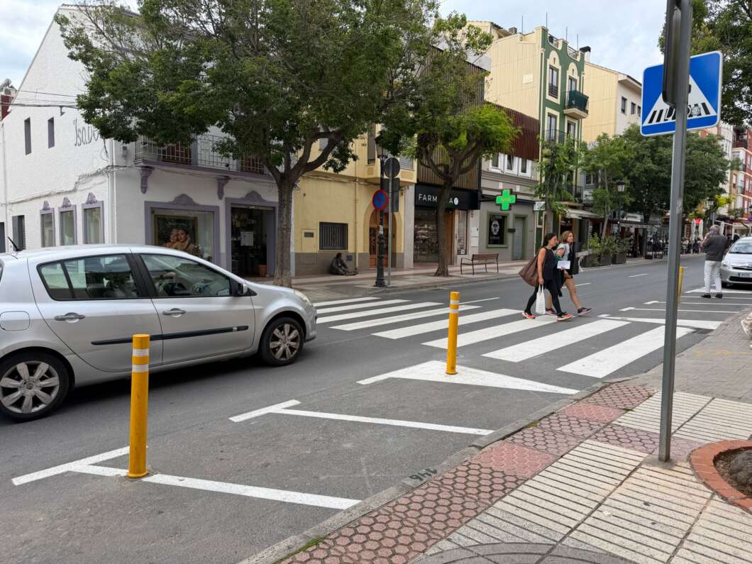 Benicàssim instala captafaros solares en 12 pasos de peatones para mejorar la seguridad vial
