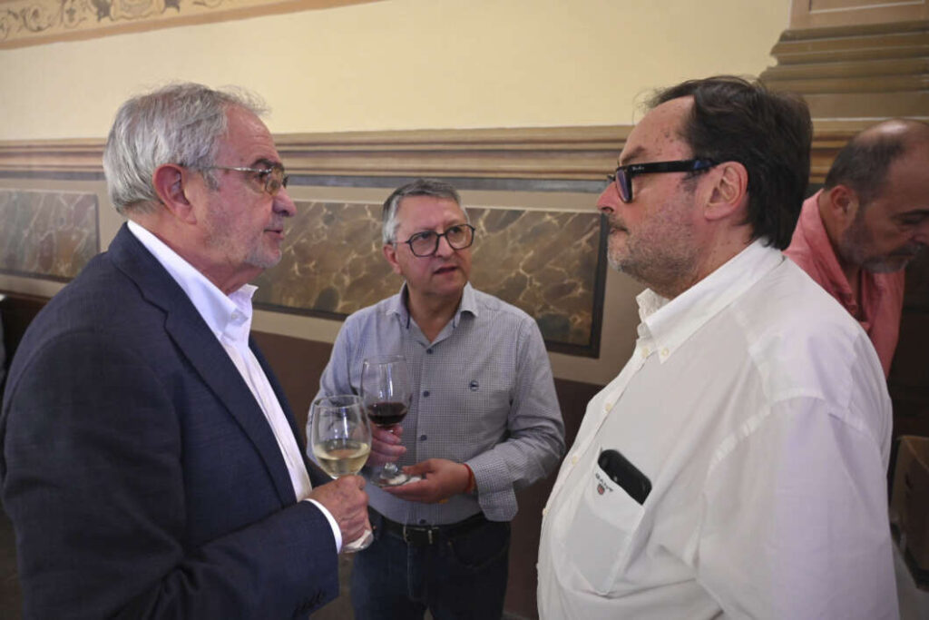 La 'Bodeguilla' de Vila-real Informació torna a ser epicentre de trobada social i institucional