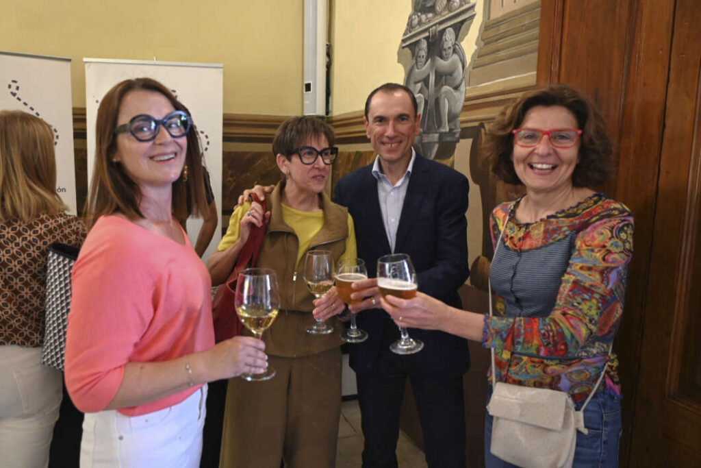 La 'Bodeguilla' de Vila-real Informació torna a ser epicentre de trobada social i institucional