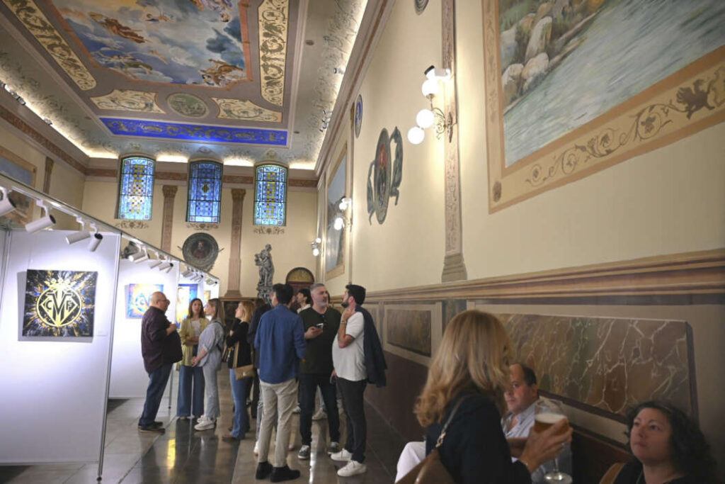 La 'Bodeguilla' de Vila-real Informació torna a ser epicentre de trobada social i institucional