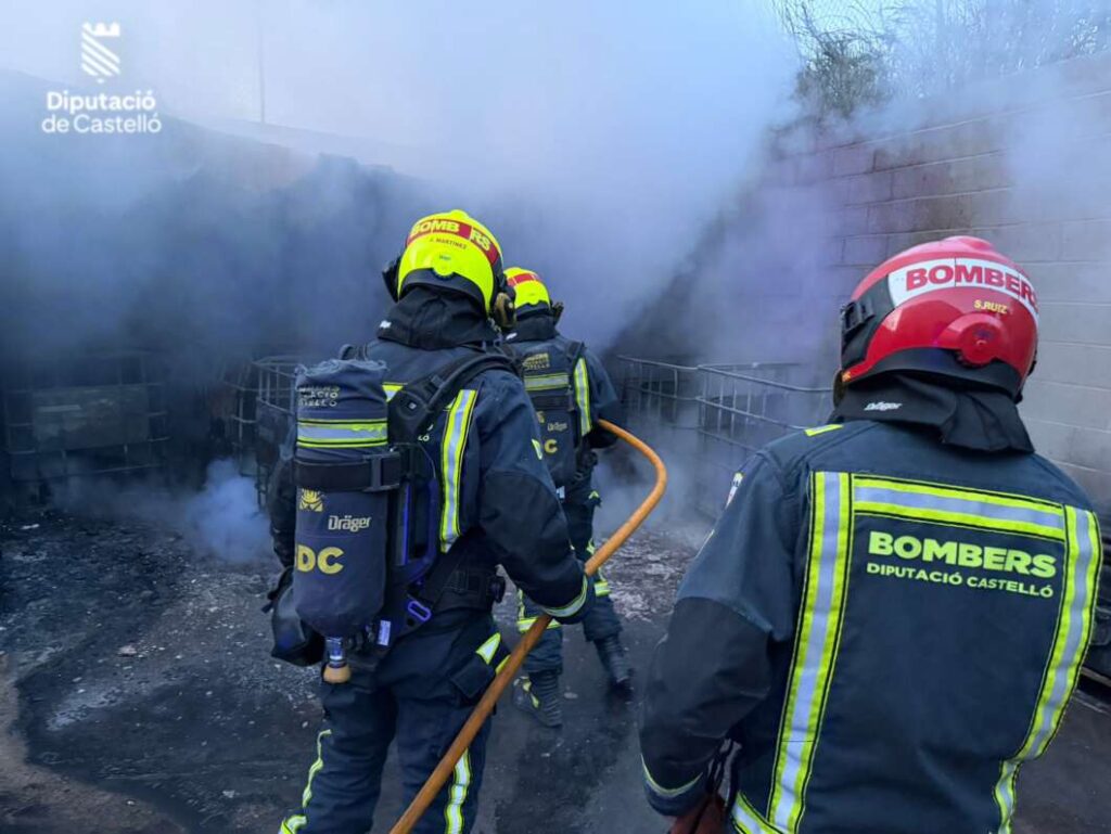 Extinguido un incendio en una empresa de carretillas elevadoras de Almassora