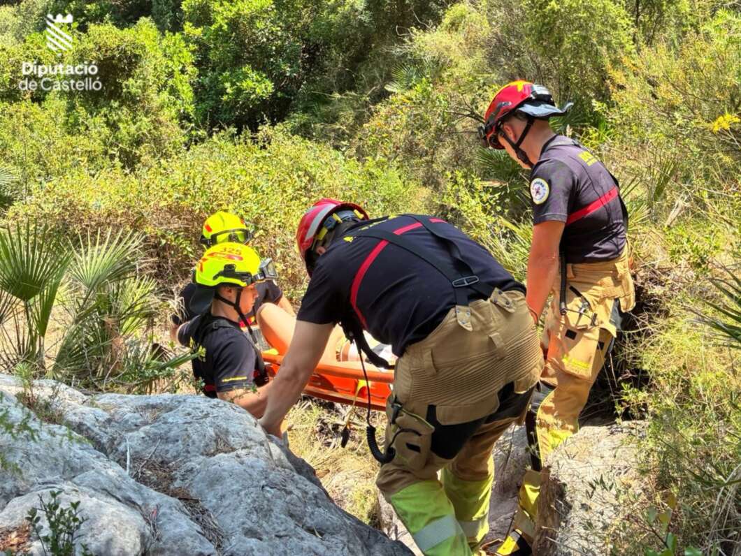 Los bomberos rescatan en helicóptero a una mujer herida en una senda forestal de Cabanes