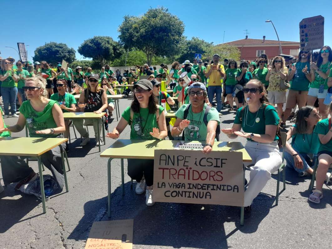 Docentes sacan aulas a la calle por la huelga