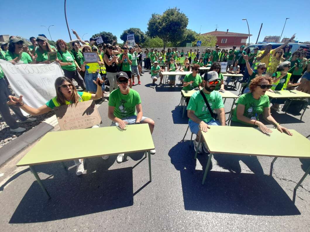 Docentes sacan aulas a la calle por la huelga