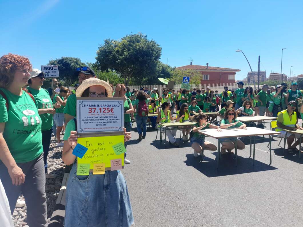 Docentes sacan aulas a la calle por la huelga