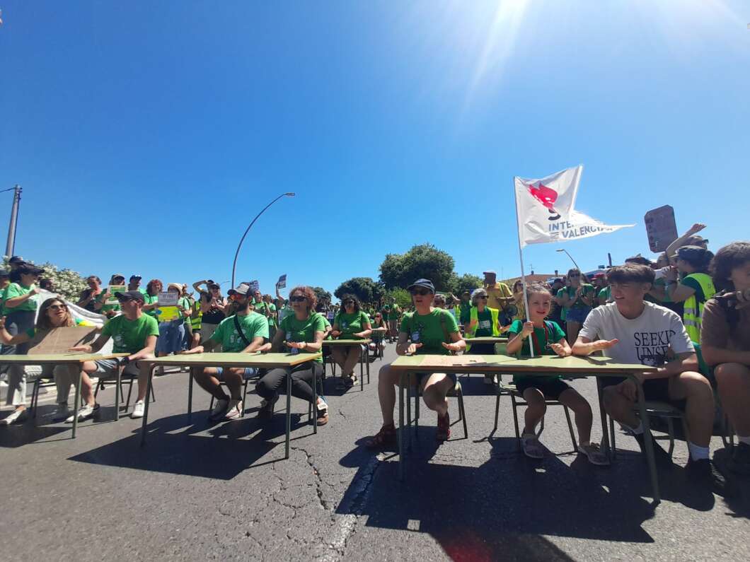Docentes sacan aulas a la calle por la huelga