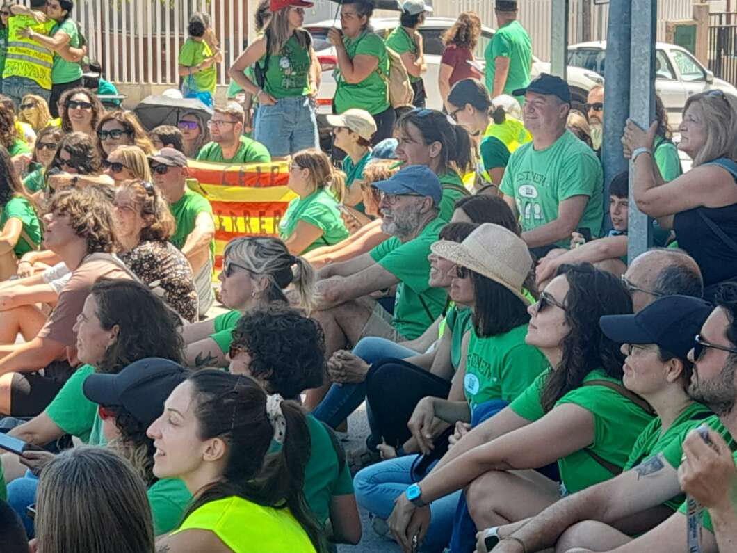 Docentes sacan aulas a la calle por la huelga