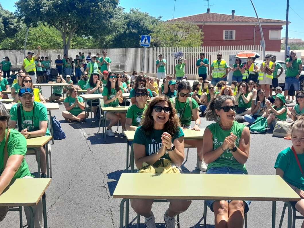 Docentes sacan aulas a la calle por la huelga