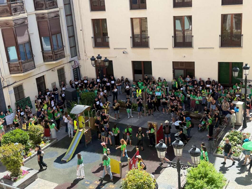 Protesta de docentes junto a la plaza Mayor de Castelló por huelga educativa