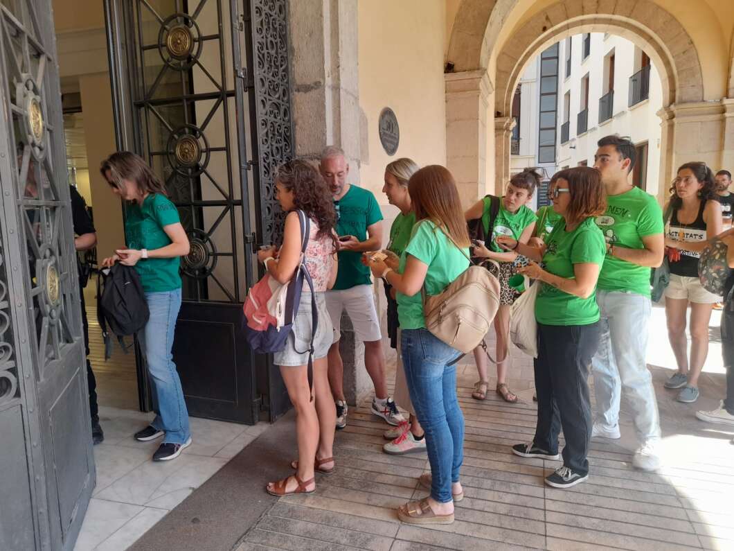 Docentes acreditándose para entrar en el pleno del Ayuntamiento de Castelló