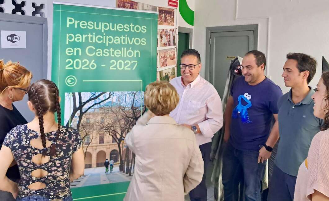Concejal de participacion ciudadana Paco Cabañero con vecinos