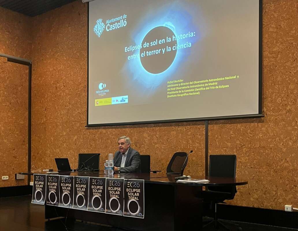 Conferencia de Rafael Bachiller en el Planetario de Castelló sobre el eclipse solar