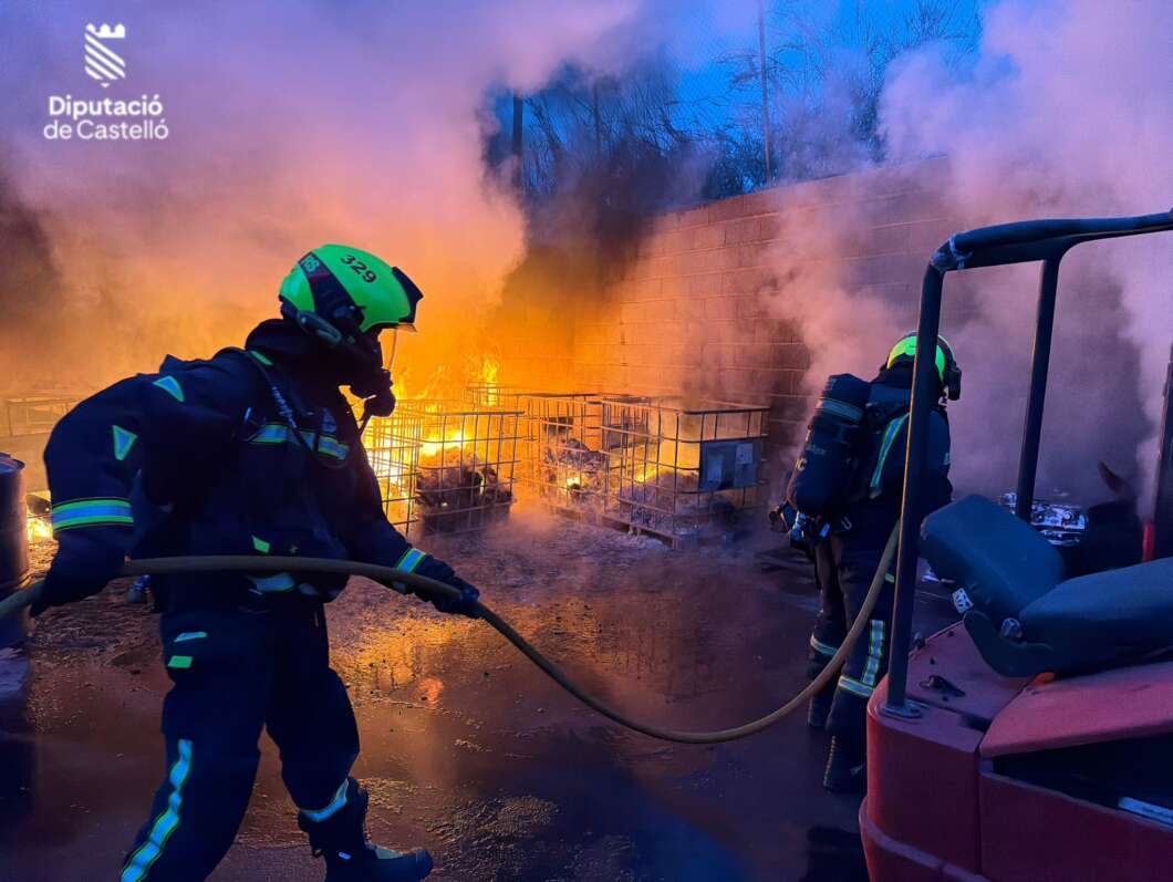 Extinguido un incendio en una empresa de carretillas elevadoras de Almassora