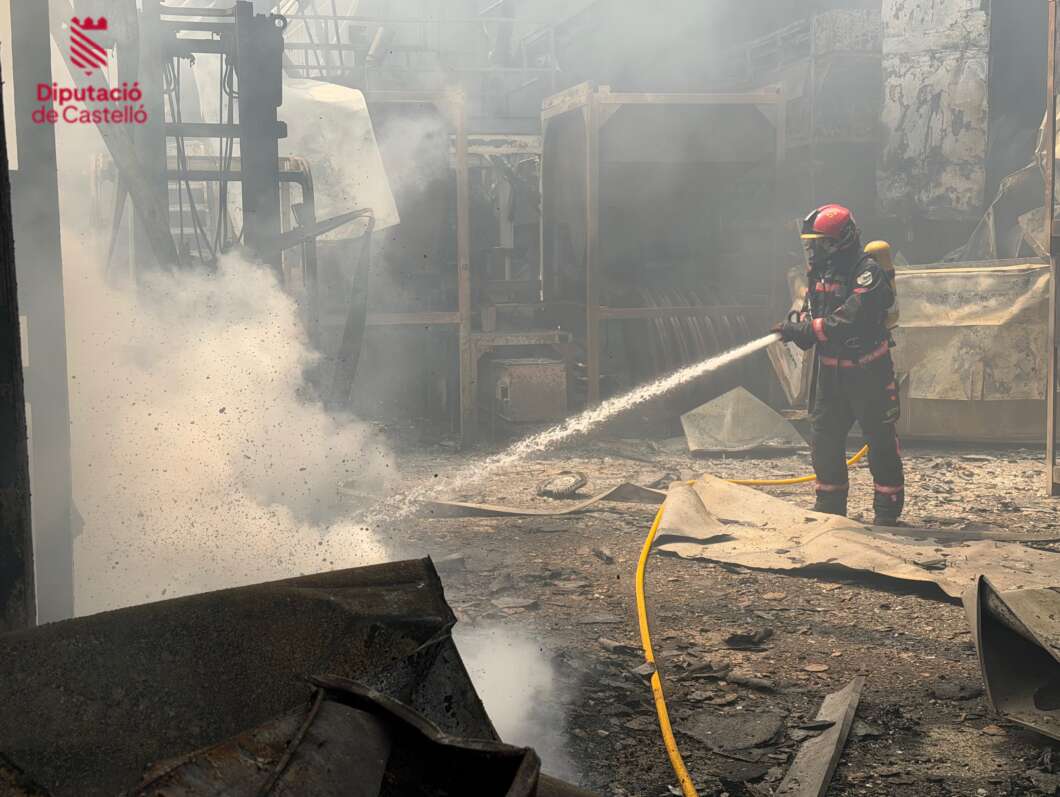 Continúan los trabajos de extinción en el incendio industrial de Vall d'Alba