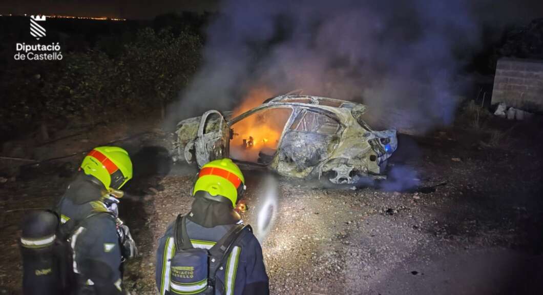 Los bomberos extinguen un incendio de un vehículo en una zona de huertos de La Vall d’Uixó