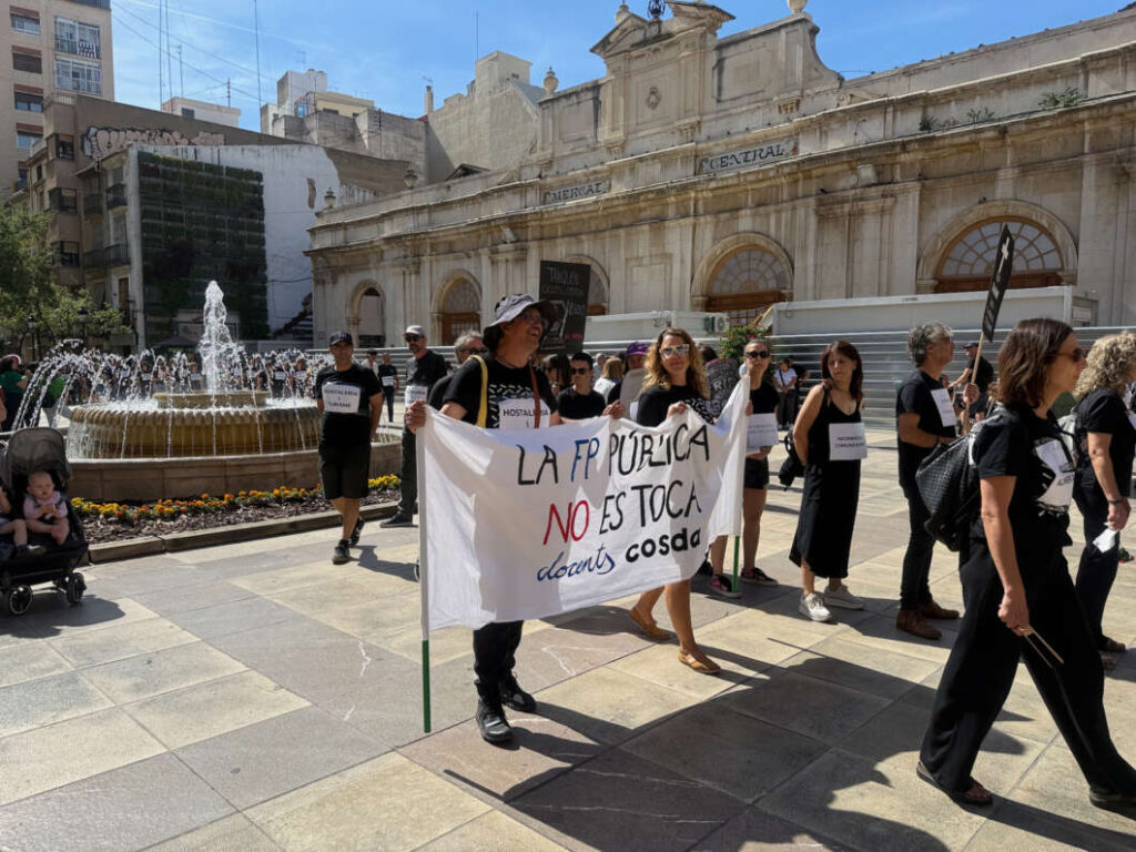 Manifestación Educación frente al Ayuntamiento en pleno
