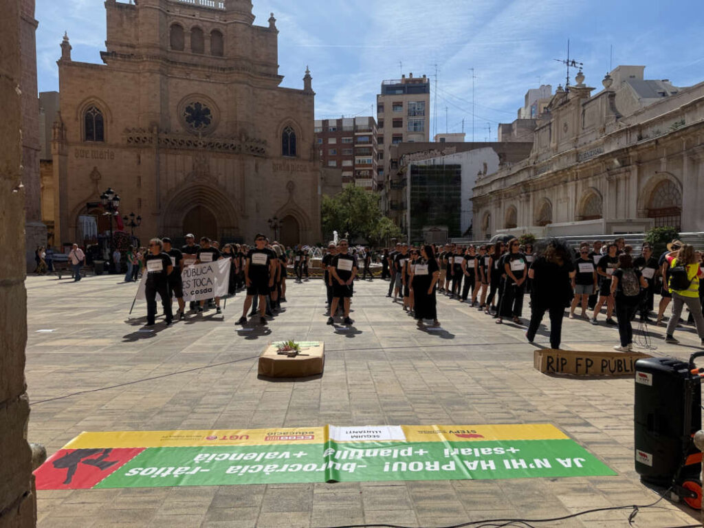 Manifestación Educación frente al Ayuntamiento en pleno