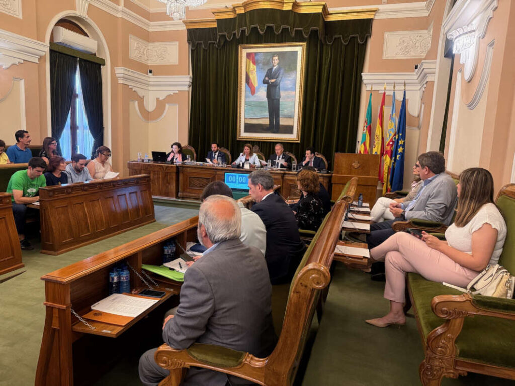 Pleno de Castellón, protesta de educación 270526