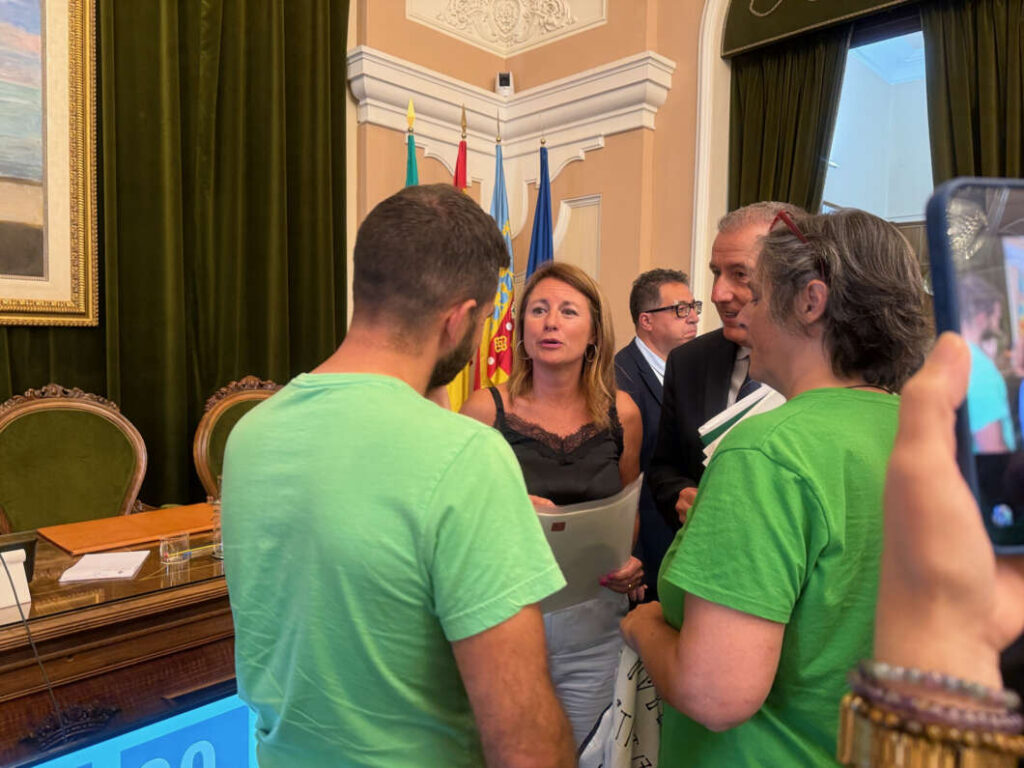 Enric Porcar y los profesores erxplican sus reivindicaciones a la alcaldesa 270526