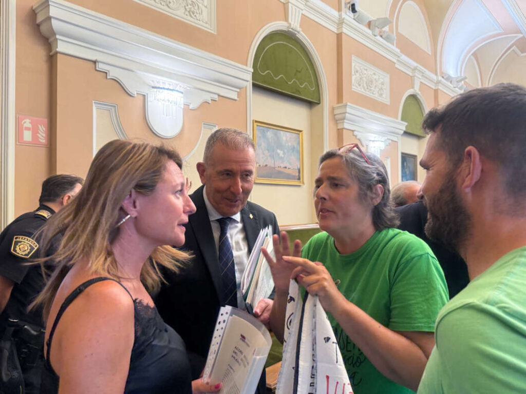 Enric Porcar y los profesores erxplican sus reivindicaciones a la alcaldesa 270526
