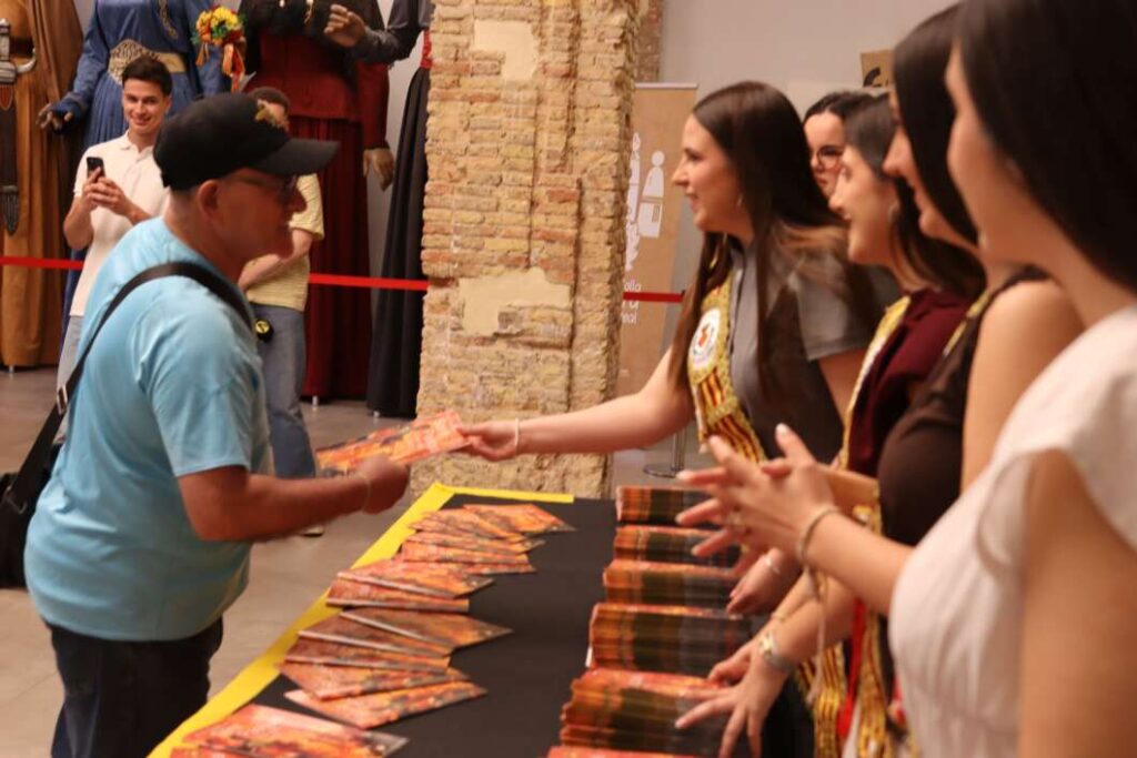 Gran acollida al repartiment del programa de festes de Vila-real amb llargues cues