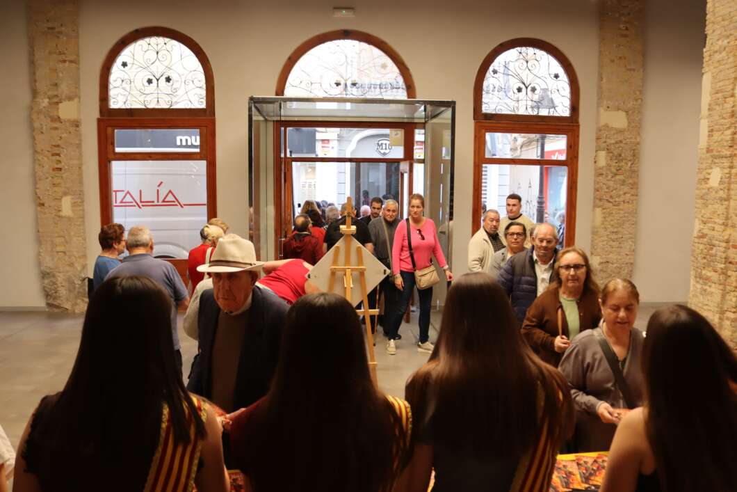 Gran acollida al repartiment del programa de festes de Vila-real amb llargues cues