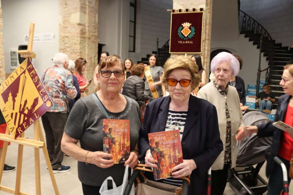 Gran acollida al repartiment del programa de festes de Vila-real amb llargues cues