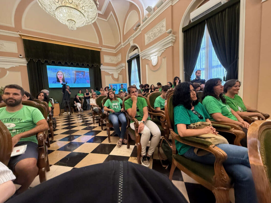 Manifestación Educación frente al Ayuntamiento en pleno