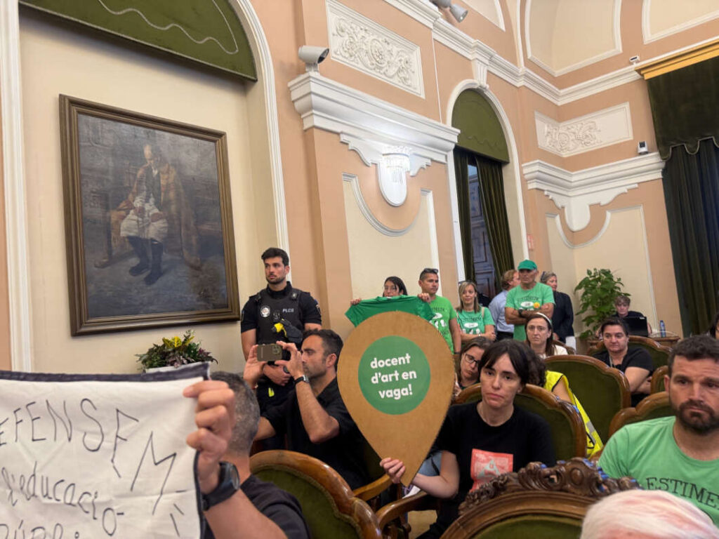 Manifestación Educación frente al Ayuntamiento en pleno
