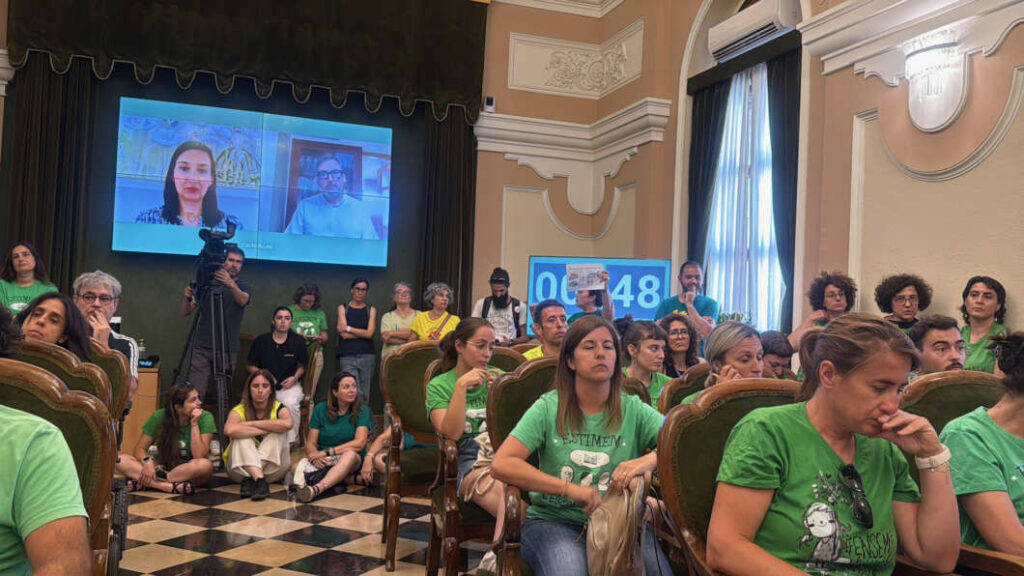 Manifestación Educación frente al Ayuntamiento en pleno
