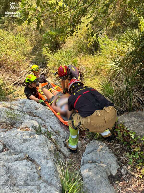 Los bomberos rescatan en helicóptero a una mujer herida en una senda forestal de Cabanes