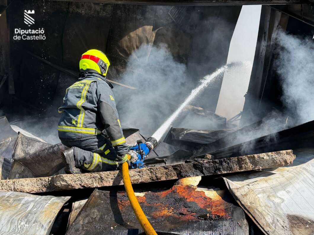 Continúan los trabajos de extinción en el incendio industrial de Vall d'Alba
