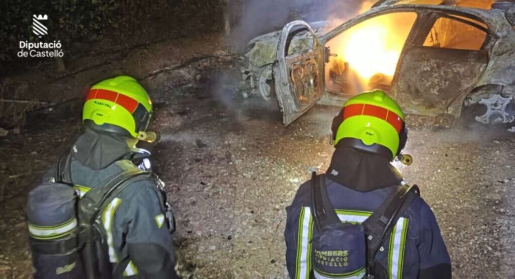 Los bomberos extinguen un incendio de un vehículo en una zona de huertos de La Vall d’Uixó