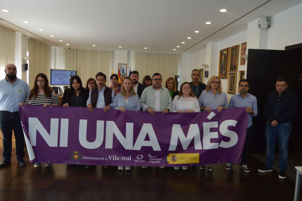 Vila-real condemna el crim masclista a la localitat de Dolores amb un minut de silenci