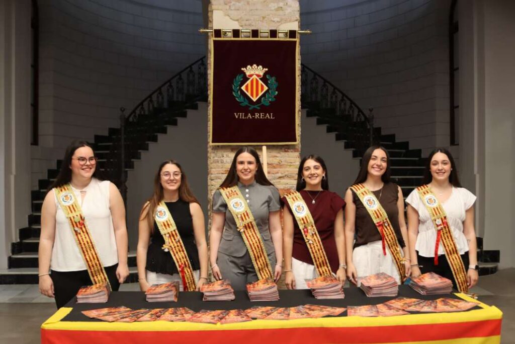 Gran acollida al repartiment del programa de festes de Vila-real amb llargues cues