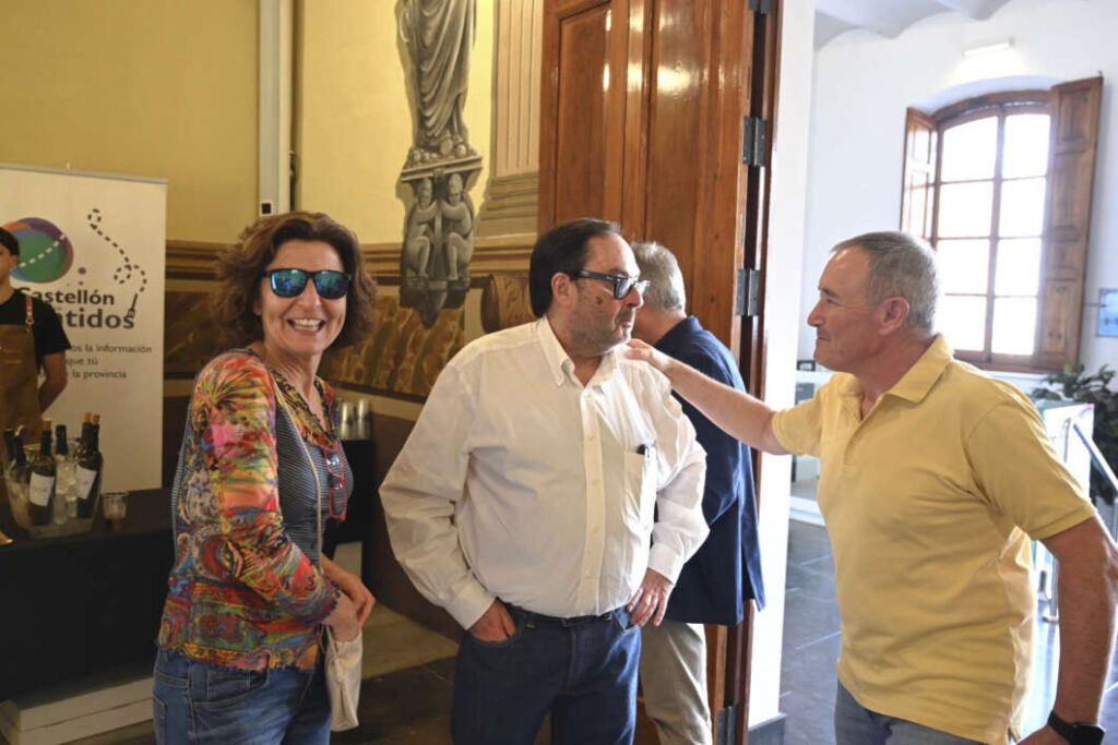 La 'Bodeguilla' de Vila-real Informació torna a ser epicentre de trobada social i institucional