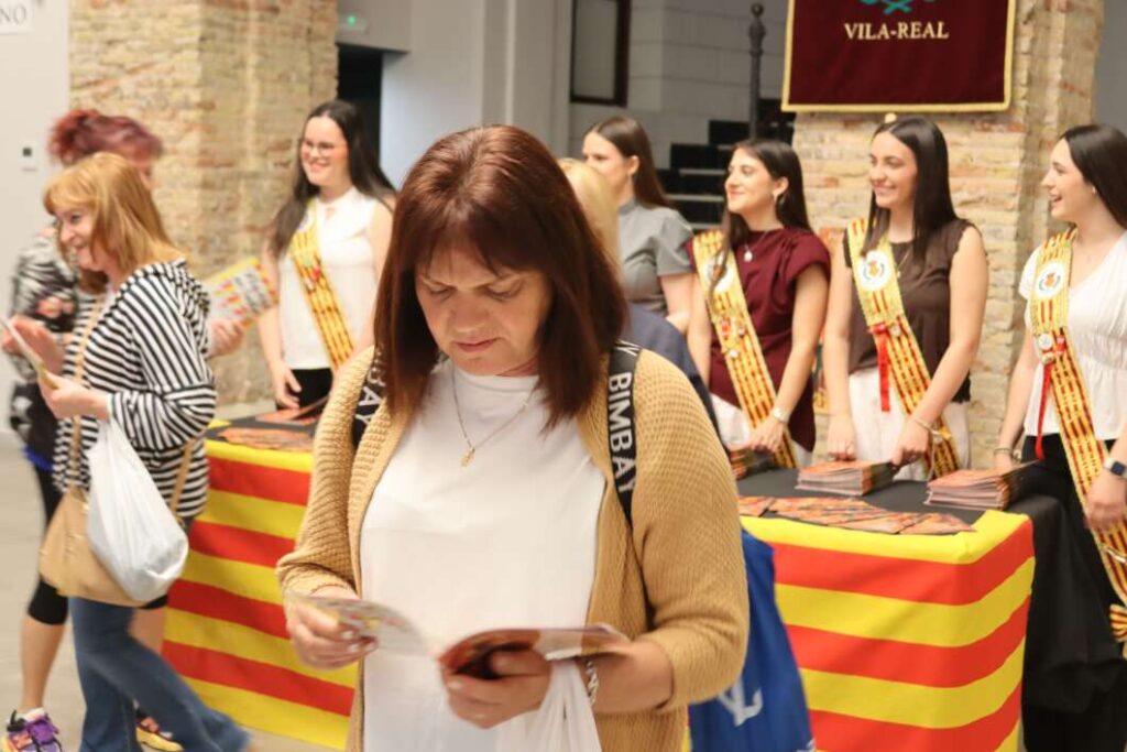 Gran acollida al repartiment del programa de festes de Vila-real amb llargues cues