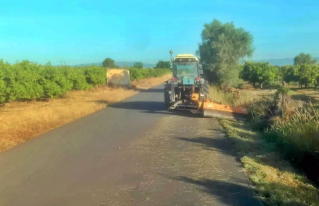 Se intensifican los trabajos de limpieza y desbroce en los caminos rurales de Vinaròs