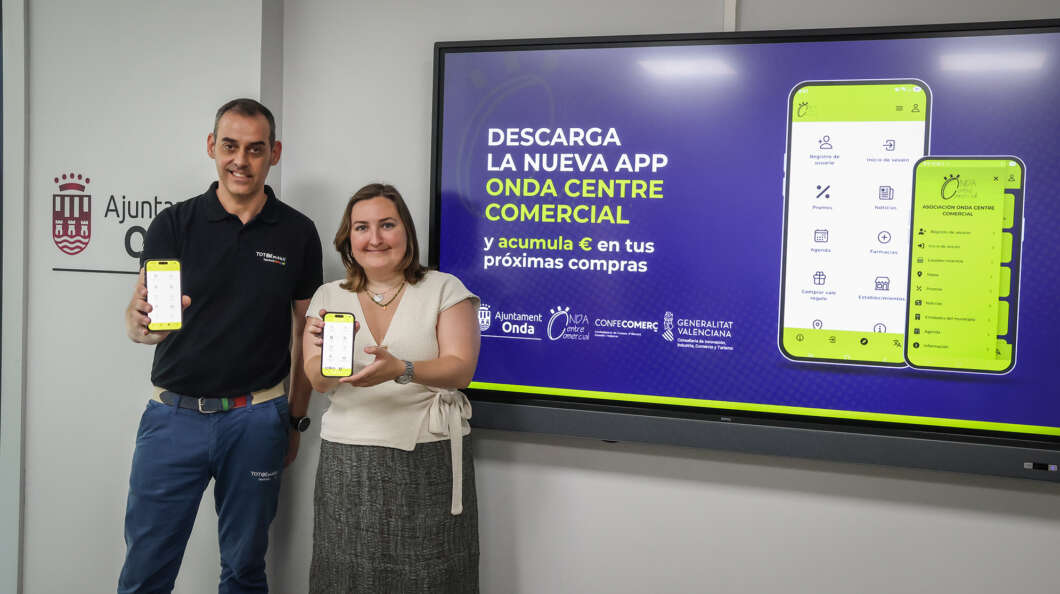 Man and woman stand in front of a purple promotional display for the Onda Centre Comercial app, each holding a yellow-phone screenshot card.