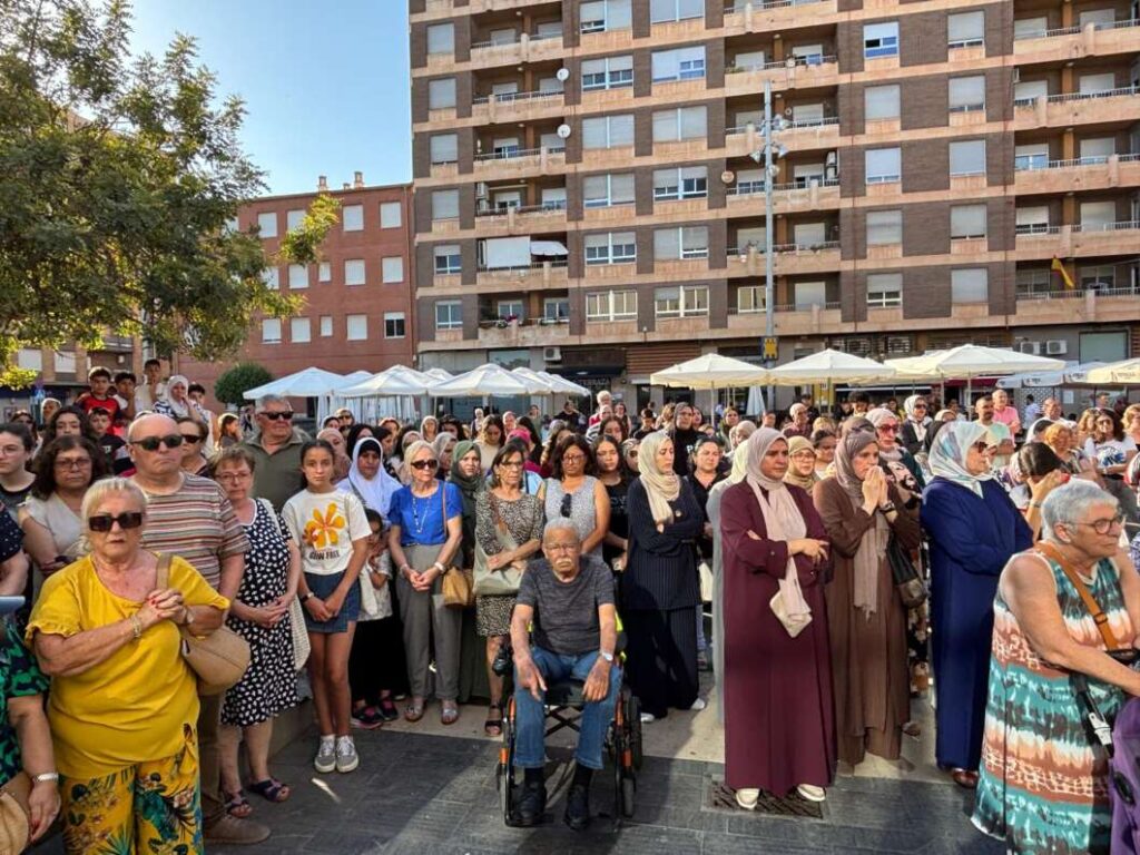 Almassora guarda un minut de silenci per la mort del jove ofegat al mar
