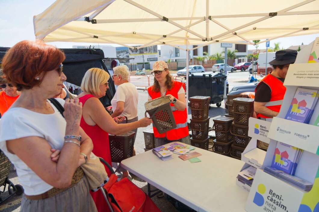 Benicàssim reparto cubos marrones para reciclar