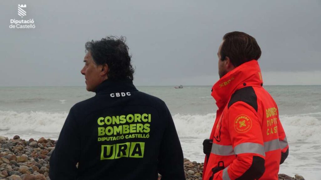 Bomberos de Castellón buscan un menor desaparecido en la playa de Almassora