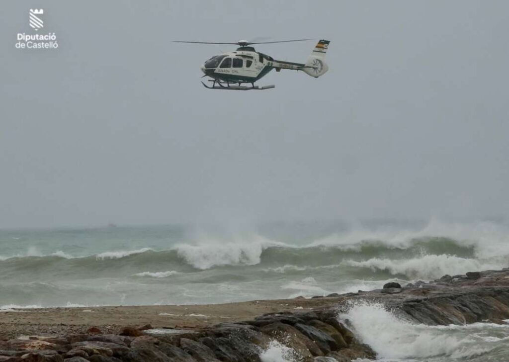 Bomberos de Castellón buscan un menor desaparecido en la playa de Almassora