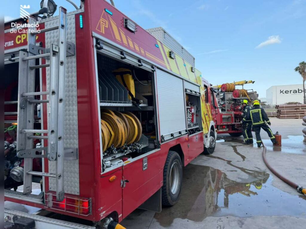 Controlado un incendio industrial en una empresa de fibra de vidrio de Nules
